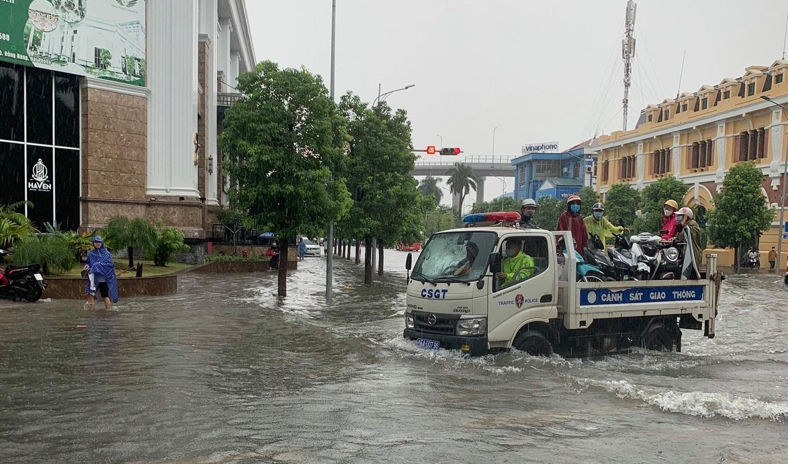 Cảnh sát giao thông Hải Phòng tăng cường điều tiết giao thông trong mưa lớn
